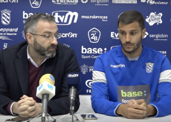 El jugador junto al presidente azulino en la rueda de prensa ofrecida en la jornada de ayer.