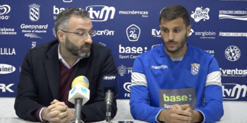 El jugador junto al presidente azulino en la rueda de prensa ofrecida en la jornada de ayer.