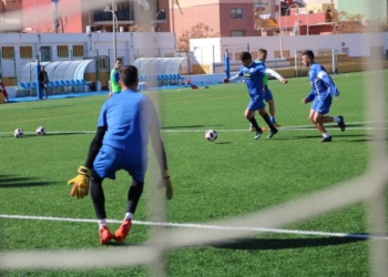 Futbolistas de la primera plantilla azulina, en el trabajo del campo federativo de La Espiguera.