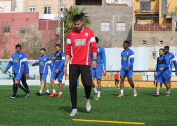 Jugadores de la UD Melilla en el campo federativo de La Espiguera.
