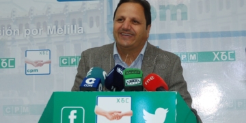 El diputado de Coalición por Melilla, Hassan Mohatar, en la rueda de prensa en la Asamblea.