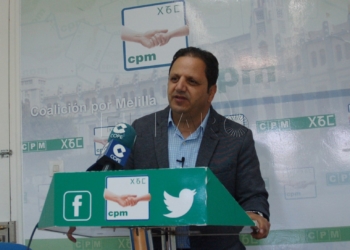 Hassan Mohatar, diputado de Coalición por Melilla (CpM), en la rueda de prensa.