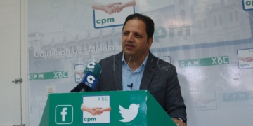 Hassan Mohatar, diputado de Coalición por Melilla (CpM), en la rueda de prensa.