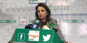 La diputada de Coalición por Melilla (CpM), Dunia Almansouri, en rueda de prensa ayer.