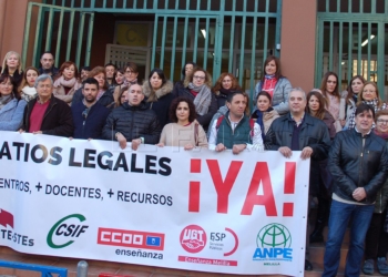 Sindicatos de la Enseñanza y docentes en la concentración de ayer en el CEIP Real.