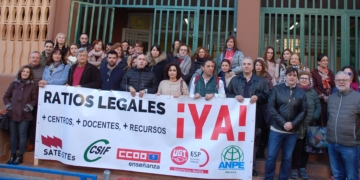 Sindicatos de la Enseñanza y docentes en la concentración de ayer en el CEIP Real.