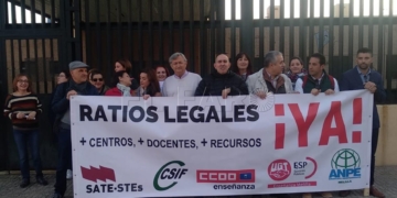 Los sindicatos de la Enseñanza junto a docentes y personal del CEE Reina Sofía en la concentración de ayer.