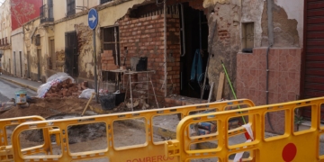 Imágenes de las obras del agujero provocado por el accidente en la vivienda de la calle Capitán Viñals.