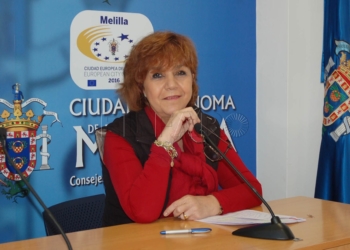 La viceconsejera del Mayor y Relaciones Vecinales de Melilla, Carmina San Martín, atendiendo a los medios de comunicación.