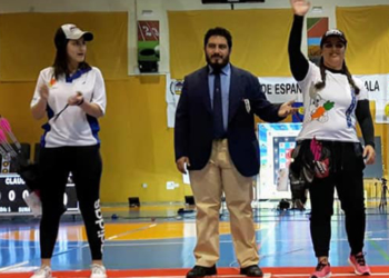 Beatriz Pérez (dcha.) saluda tras proclamarse campeona de España en la modalidad de arco compuesto femenino.