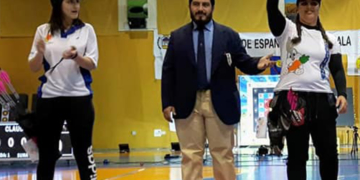 Beatriz Pérez (dcha.) saluda tras proclamarse campeona de España en la modalidad de arco compuesto femenino.