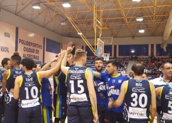 Los jugadores de la escuadra algecireña celebran la victoria frente a los colegiales en un partido muy disputado.