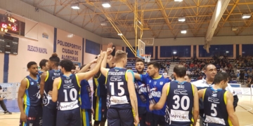 Los jugadores de la escuadra algecireña celebran la victoria frente a los colegiales en un partido muy disputado.
