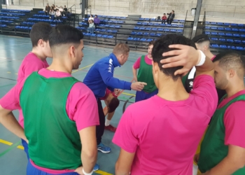 Juanjo Garcés dando instrucciones a sus jugadores en un tiempo muerto.