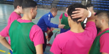 Juanjo Garcés dando instrucciones a sus jugadores en un tiempo muerto.