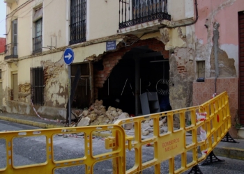 El gran orificio que ha dejado el accidente en la parte trasera de un edificio en la calle Capitán Viñals.