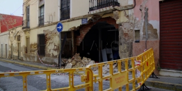 El gran orificio que ha dejado el accidente en la parte trasera de un edificio en la calle Capitán Viñals.