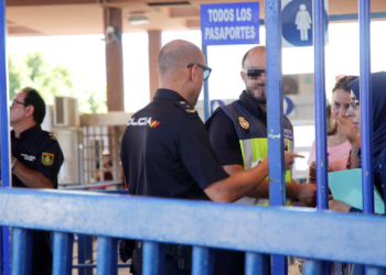 Control de pasaportes en la frontera de Beni-Enzar.