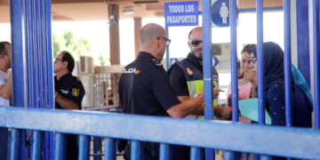 Control de pasaportes en la frontera de Beni-Enzar.