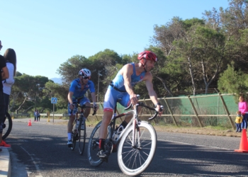 Luismi Ruiz y Eduardo Calderay, en plena competición duatlética.