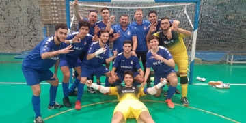 Los jugadores dirigidos por Juan José Garcés, en la celebración de esta victoria.