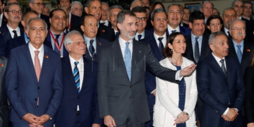 GRAF7163. RABAT,14/02/2019.- El rey Felipe VI y los ministros de Asuntos Exteriores, Josep Borrell (2i) e Industria, Reyes Maroto (4i) junto a responsables políticos y empresariales durante el acto de constitución del Consejo Económico Marruecos España, este jueves en Rabat . EFE/JuanJo Martín