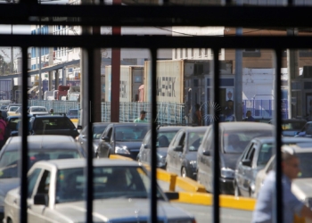 GRAF5894. MELILLA, 14/08/2018.- Vehículos en la frontera de Beni-Enzar tras la decisión de Marruecos de cerrar la aduana comercial. El Gobierno español aseguró hoy que defenderá los intereses de la ciudad española norteafricana de Melilla ante la decisión de Marruecos de cerrar la aduana comercial en la frontera de Beni-Enzar. EFE/F.G.Guerrero