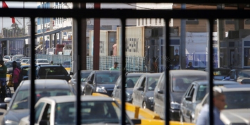 GRAF5894. MELILLA, 14/08/2018.- Vehículos en la frontera de Beni-Enzar tras la decisión de Marruecos de cerrar la aduana comercial. El Gobierno español aseguró hoy que defenderá los intereses de la ciudad española norteafricana de Melilla ante la decisión de Marruecos de cerrar la aduana comercial en la frontera de Beni-Enzar. EFE/F.G.Guerrero