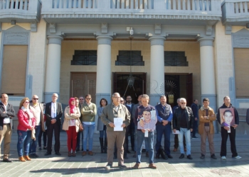 Las familias de Pisly y Emin a las puertas del Palacio de la Asamblea junto a algunos miembros de la oposición.