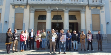 Las familias de Pisly y Emin a las puertas del Palacio de la Asamblea junto a algunos miembros de la oposición.