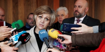 GRAFCAV1372. PAMPLONA, 06/02/2019.- La ministra de Sanidad, Consumo y Bienestar Social, María Luisa Carcedo, atiende a los medios de comunicación antes de inaugurar esta mañana en el Baluarte de Pamplona el II Congreso Nacional de Derecho de la Discapacidad, en el que se dan cita expertos en legislación y más de 200 congresistas. EFE/ Jesús Diges