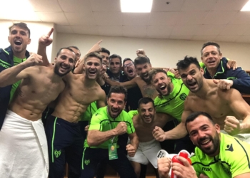 Jugadores el Levante celebrando el triunfo.