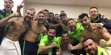 Jugadores el Levante celebrando el triunfo.