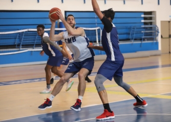 Los jugadores interiores locales, en el entrenamiento de ayer.