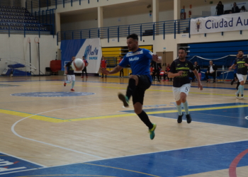 Kiko, con el balón, uno de los máximos goleadores del cuadro melillense.