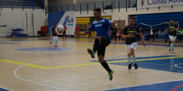 Kiko, con el balón, uno de los máximos goleadores del cuadro melillense.