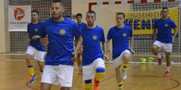 Jugadores de la escuadra de nuestra ciudad en el calentamiento previo a un partido.