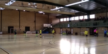Ambos equipos en el saque inicial del encuentro entre sevillanos y melillenses.