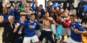 Los jugadores azulinos, en la celebración del triunfo en el vestuario del campo del Linense.