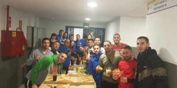Los jugadores del Constitución, en una cena de equipo durante esta semana.