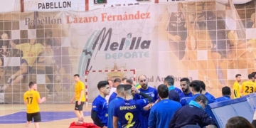 Jugadores del Virgen de la Victoria, en un tiempo muerto.