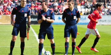 Trío arbitral que estará en el estadio municipal Álvarez Claro este domingo.