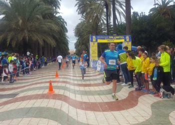 Algunos de los corredores que tomaron parte en la edición del año pasado en el Parque Hernández.