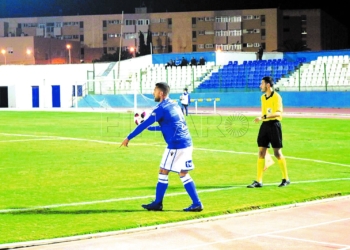 Futbolista de la UD Melilla, en un saque de banda.