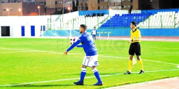 Futbolista de la UD Melilla, en un saque de banda.