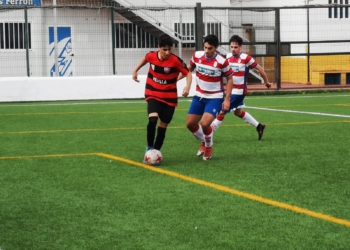 Jugadores del Rusadir, en plena acción del choque de ayer.