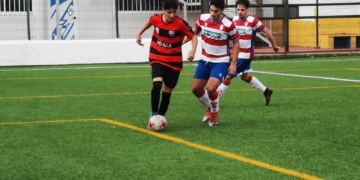 Jugadores del Rusadir, en plena acción del choque de ayer.