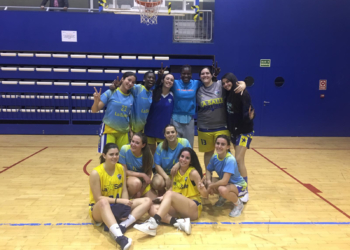 La nueva jugadora lasaliana, con alguna de sus nuevas compañeras.