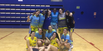 La nueva jugadora lasaliana, con alguna de sus nuevas compañeras.