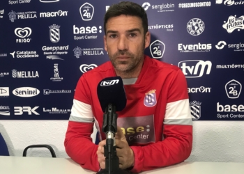 El primer entrenador de la escuadra de nuestra ciudad en la rueda de prensa oficial del club.